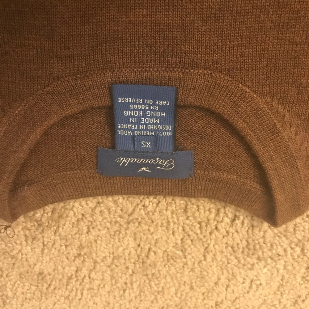 100% Merino wool crew neck sweater.